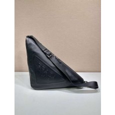 프라다 남녀 트라이앵글 숄더백 2VY007 22.5x31x28cm